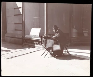 Un músico callejero ciego, Nueva York, 1898